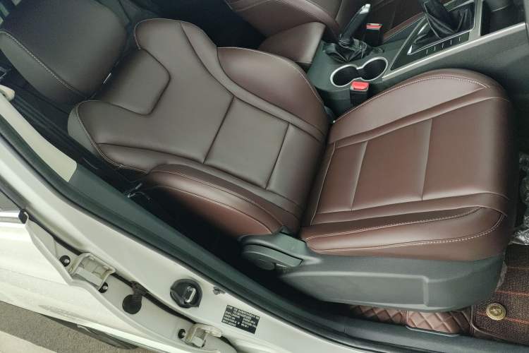 Used FORTHING T5 2023 Grand Edition 1.6L Manual Dream Version Five Seats Right Front Seat