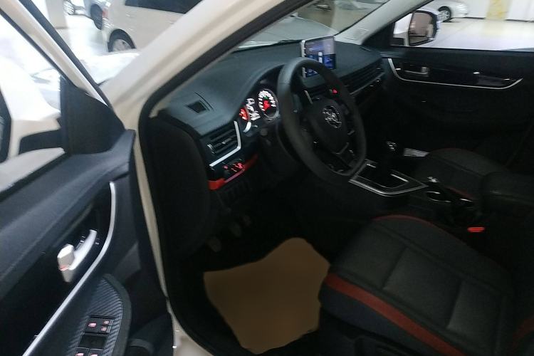 Used FORTHING T5 2021 Revised 1.6L Manual Comfort Version Interior 3