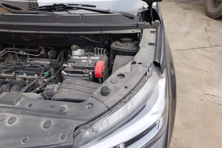 Used FORTHING T5 2022 Grand Edition 1.6L Manual Dream-Chasing Five-Seat Model Engine Bay Left