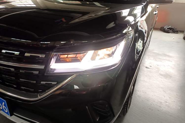 Used FORTHING T5 2022 Grand Edition 1.6L Manual Dream-Chasing Five-Seat Model Left Front Headlight