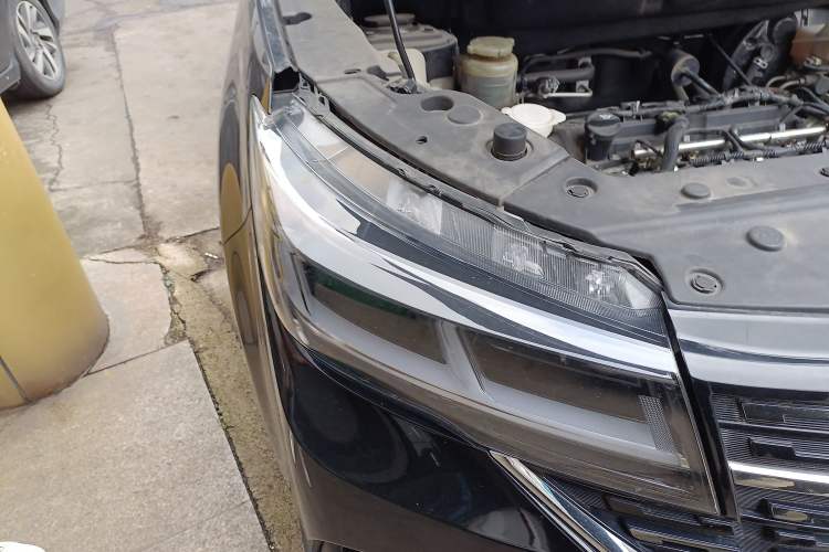 Used FORTHING T5 2022 Grand Edition 1.6L Manual Dream-Chasing Five-Seat Model Right Front Headlight