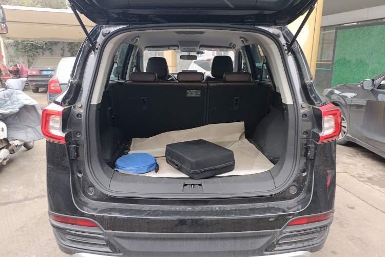 Used FORTHING T5 2022 Grand Edition 1.6L Manual Dream-Chasing Five-Seat Model Trunk