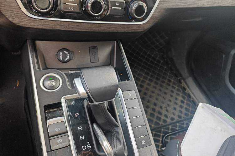 Used FORTHING T5 2022 Grand Edition 1.5T Automatic – Exclusive Seven-Seater for Key Accounts Gear Lever