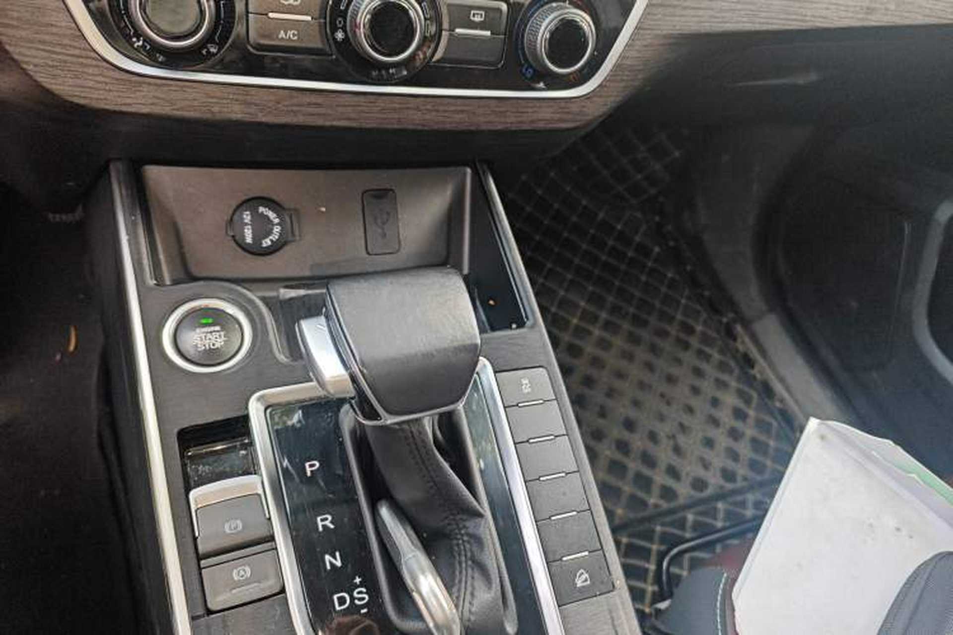 Used FORTHING T5 2022 Grand Edition 1.5T Automatic – Exclusive Seven-Seater for Key Accounts Gear Lever