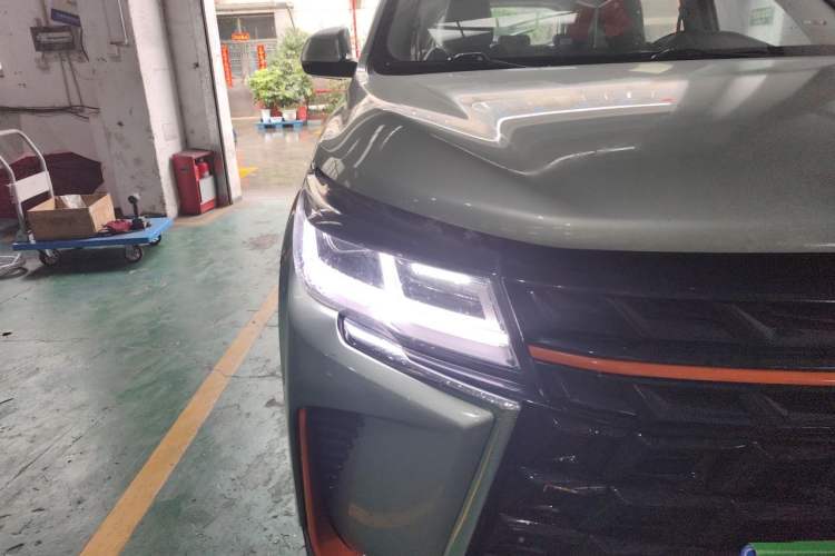 Used FORTHING T5 2022 Mach Edition 1.5T DCT Performance Model with Five Seats Right Front Headlight