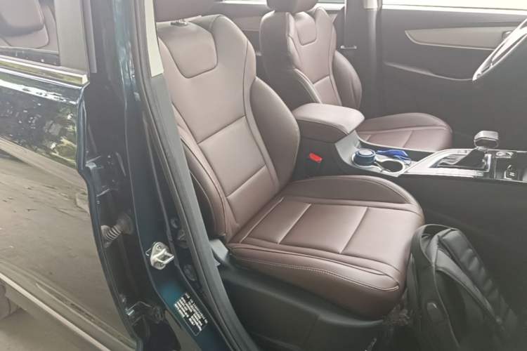 Used FORTHING T5 2022 Grand Edition 1.5T Automatic – Exclusive Seven-Seater for Key Accounts Right Front Seat