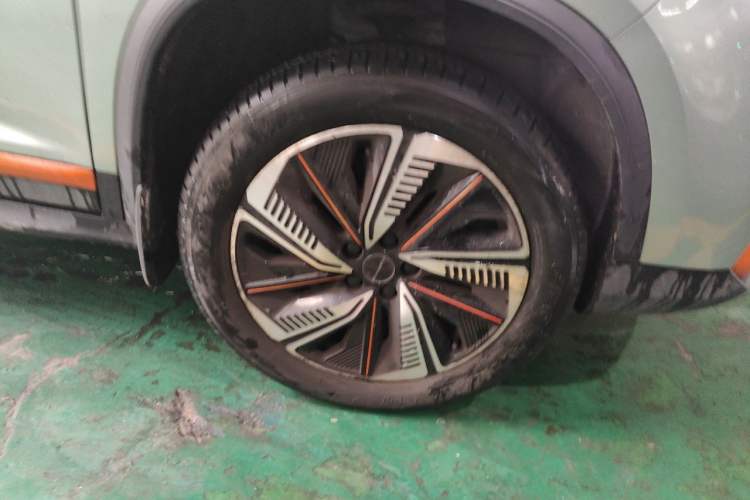 Used FORTHING T5 2022 Mach Edition 1.5T DCT Performance Model with Five Seats Right Front Wheel Hub