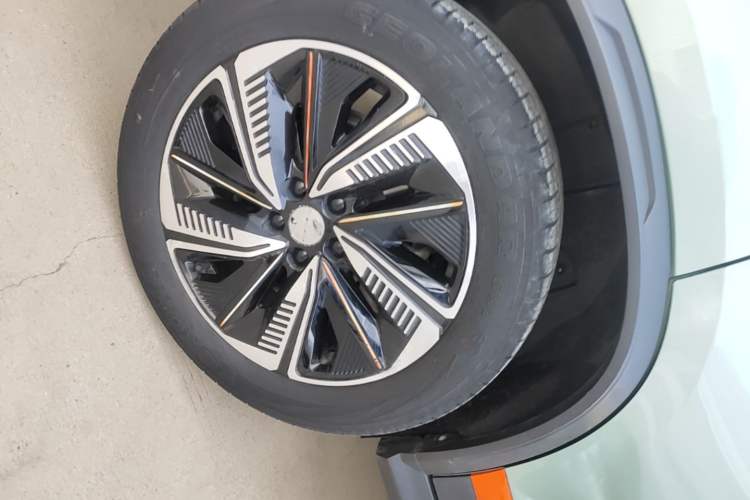 Used FORTHING T5 2022 Mach Edition 1.5T DCT Performance Model with Five Seats Right Rear Wheel Hub