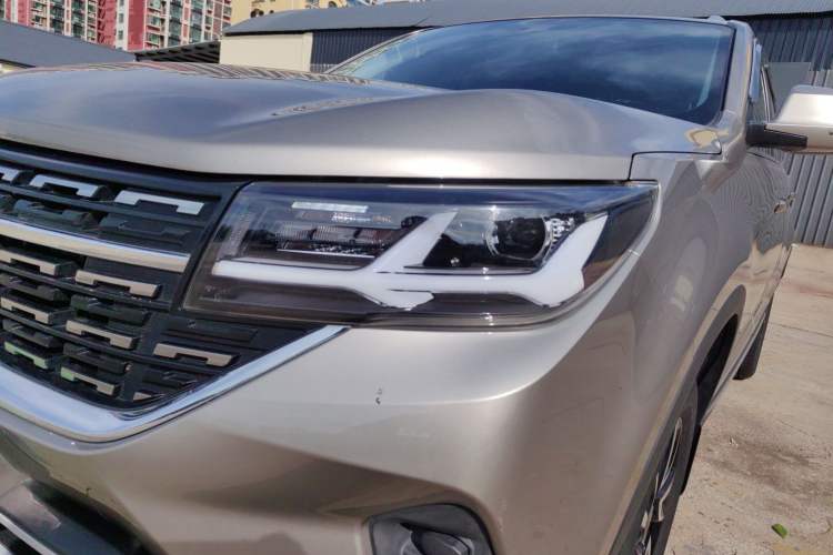 Used FORTHING T5 2022 Grand Edition 1.6L Manual Dream-Chasing Five-Seat Model Left Front Headlight