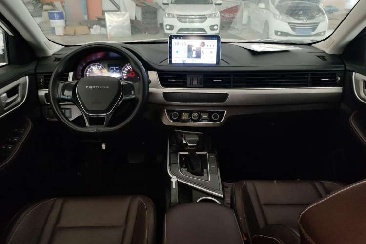 Used FORTHING T5 2022 Shengshi Edition 1.5T Automatic Dream Version Five Seats Center Console
