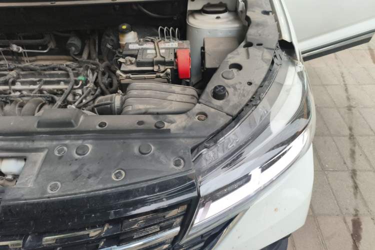 Used FORTHING T5 2022 Grand Edition 1.6L Manual Dream-Chasing Five-Seat Model Engine Bay Left