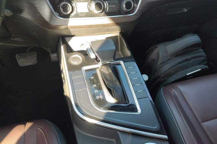 Used FORTHING T5 2022 Shengshi Edition 1.5T Automatic Dream Version Five Seats Gear Lever