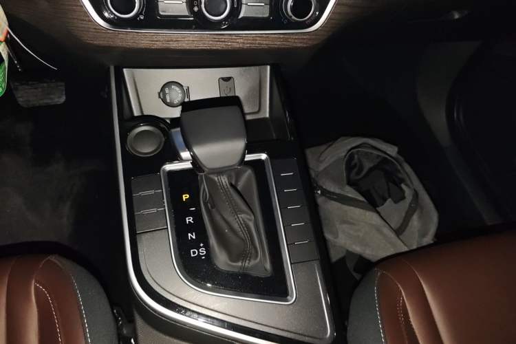 Used FORTHING T5 2022 Shengshi Edition 1.5T Automatic Dream Version Five Seats Gear Lever