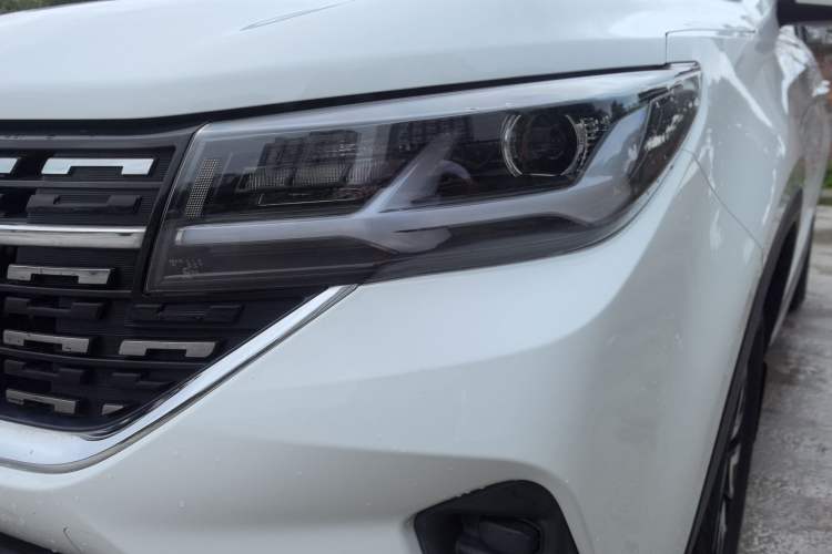 Used FORTHING T5 2022 Grand Edition 1.6L Manual Dream-Chasing Five-Seat Model Left Front Headlight