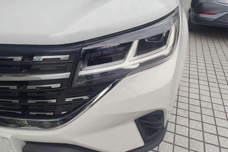 Used FORTHING T5 2022 Grand Edition 1.6L Manual Dream-Chasing Five-Seat Model Left Front Headlight