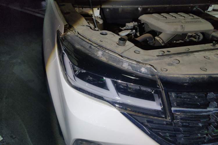 Used FORTHING T5 2022 Shengshi Version 1.5T Automatic - Yuanmeng Edition 5 Seats Right Front Headlight