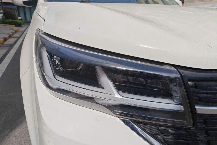 Used FORTHING T5 2022 Grand Edition 1.6L Manual Dream Version 5-Seater Right Front Headlight