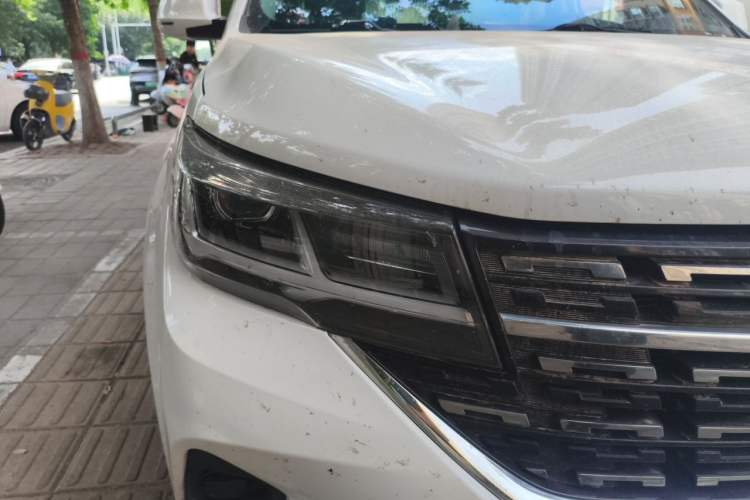 Used FORTHING T5 2022 Grand Edition 1.6L Manual Dream-Chasing Five-Seat Model Right Front Headlight
