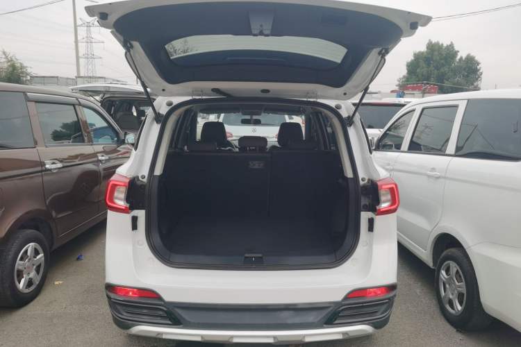Used FORTHING T5 2022 Grand Edition 1.6L Manual Dream-Chasing Five-Seat Model Trunk