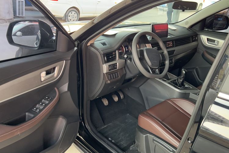 Used FORTHING T5 2023 Grand Edition 1.6L Manual Dream Version Five Seats Interior 2