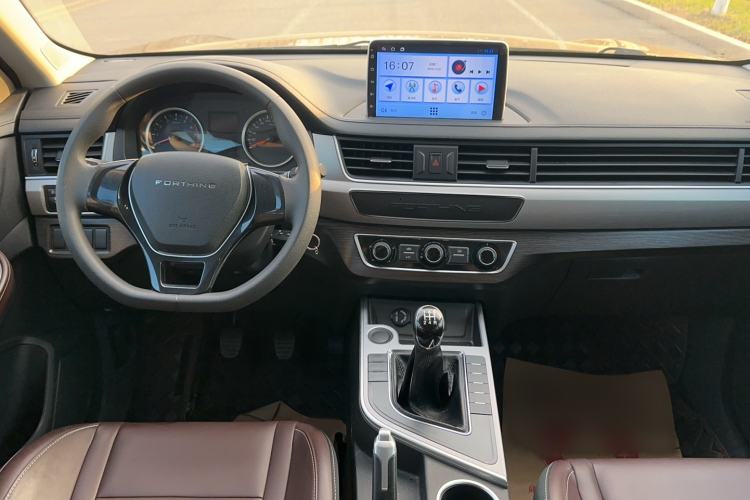 Used FORTHING T5 2023 Grand Edition 1.6L Manual Dream Version Five Seats Interior 3