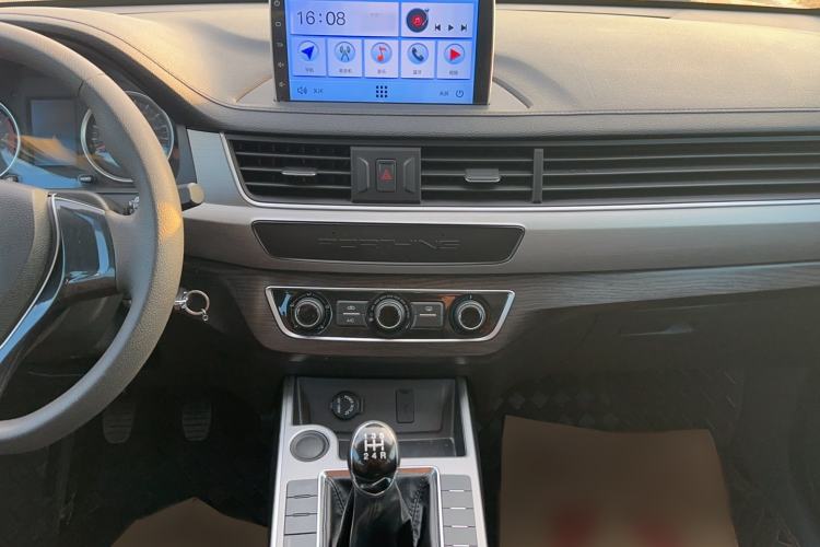 Used FORTHING T5 2023 Grand Edition 1.6L Manual Dream Version Five Seats Interior 4