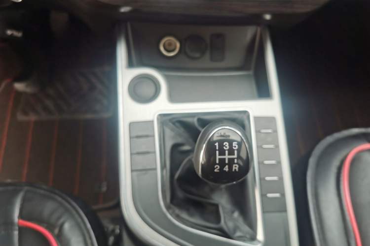 Used FORTHING T5 2023 Grand Edition 1.6L Manual Dream Version Five Seats Interior 3