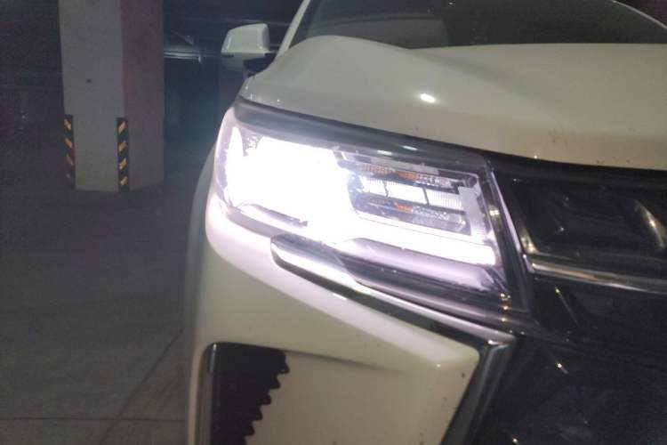Used FORTHING T5 2024 Grand Edition 1.6L CVT "Good Things Peanut" Version 5-Seater Right Front Headlight
