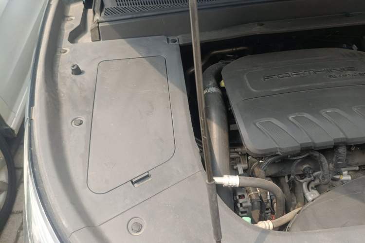 Used FORTHING T5 EVO 2021 1.5TD DCT Diamond Edition Engine Bay Right