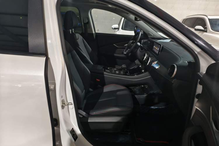 Used FORTHING T5 EVO 2021 1.5TD DCT Platinum Edition Interior 9