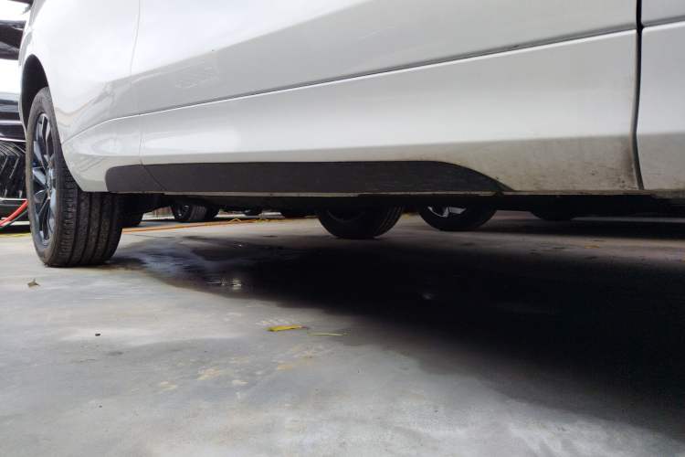 Used FORTHING T5 EVO 2021 1.5TD DCT Diamond Edition Right Side Sill