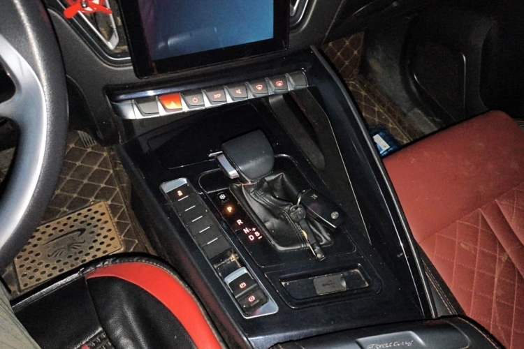 Used FORTHING T5L 2019 1.5T CVT Luxury 7-Seater Gear Lever