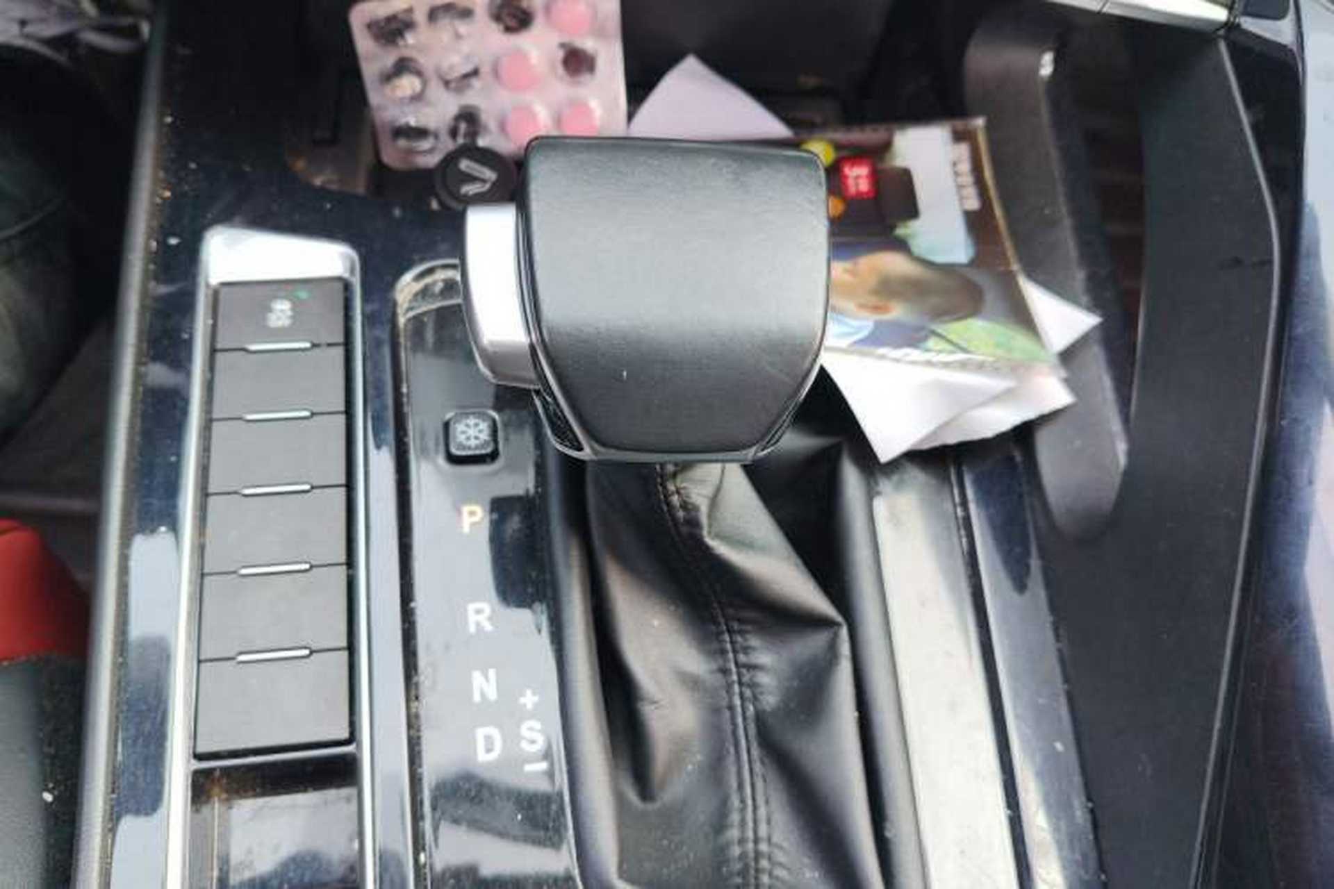 Used FORTHING T5L 2019 1.5T CVT Luxury 7-Seater Gear Lever