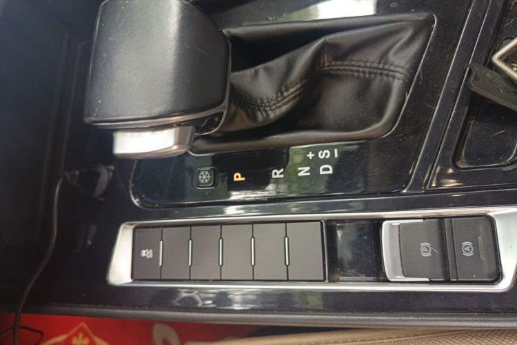 Used FORTHING T5L 2019 1.5T CVT Luxury 7-Seater Gear Lever