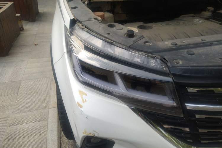 Used FORTHING T5L 2019 1.5T CVT Luxury Model 5 Seats Right Front Headlight