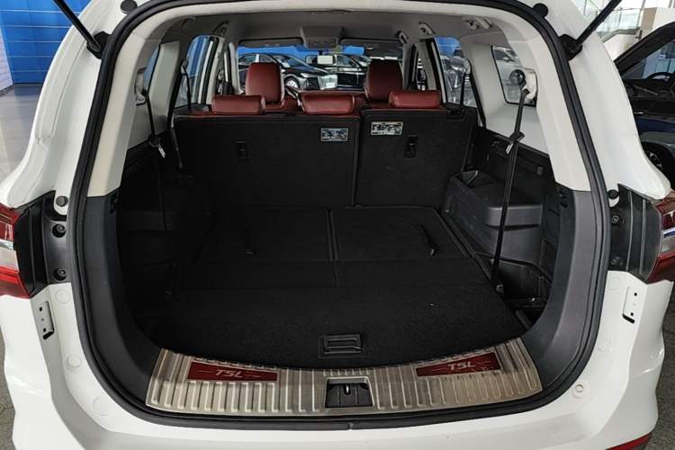 Used FORTHING T5L 2019 1.5T CVT Luxury 7-Seater Trunk