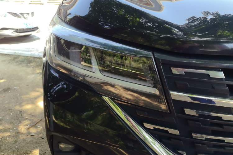 Used FORTHING T5L 2020 1.8T Manual Comfort 7-Seater China VI Right Front Headlight