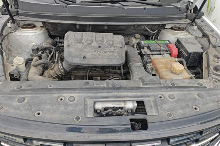 Used FORTHING T5L 2020 1.5T Automatic Luxury 7-Seater China VI Standard Engine Bay