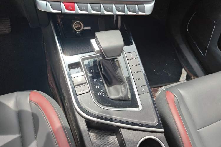 Used FORTHING T5L 2020 Revised 1.5T Automatic Luxury 7-Seater Gear Lever