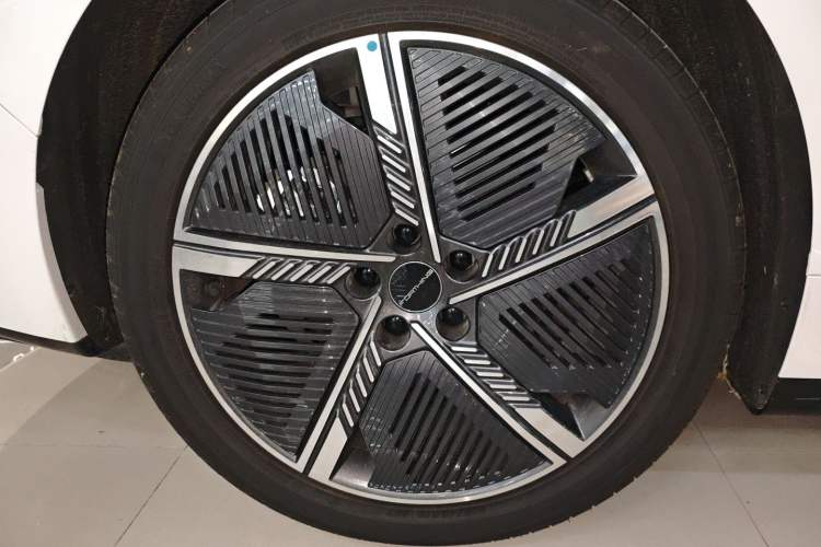 Used FORTHING Xinghai S7 2024 555 Luxury Edition Right Rear Wheel Hub