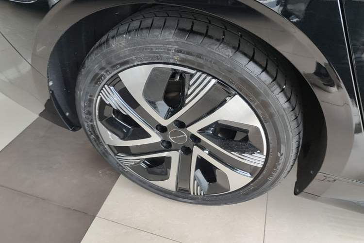 Used FORTHING Xinghai S7 2025 235 Range-Extended Luxury Edition Right Rear Wheel Hub