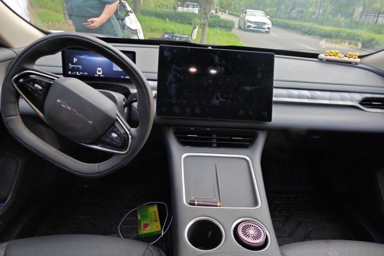 Used FORTHING Xinghai S7 2025 Model, 235 Range-Extended Executive Edition Center Console