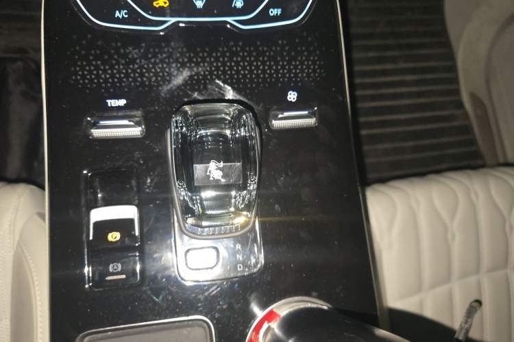 Used FORTHING Xinghai V9 2024 1.5TD 100km Chinese Knot Series Luxury Version Gear Lever