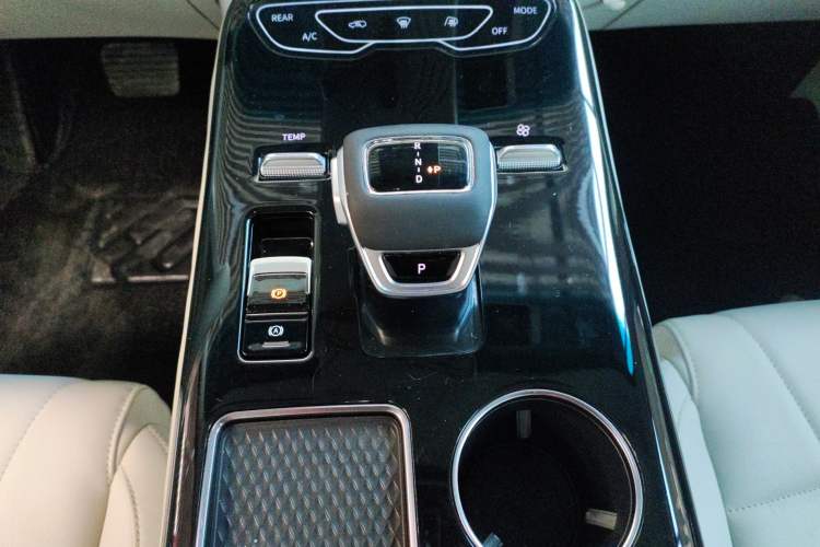 Used FORTHING Xinghai V9 2024 1.5TD 200km Chinese Knot Series Luxury Version Gear Lever