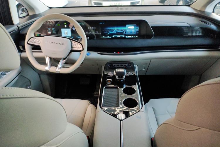 Used FORTHING Xinghai V9 2024 1.5TD 200km Chinese Knot Series Luxury Version Interior 2
