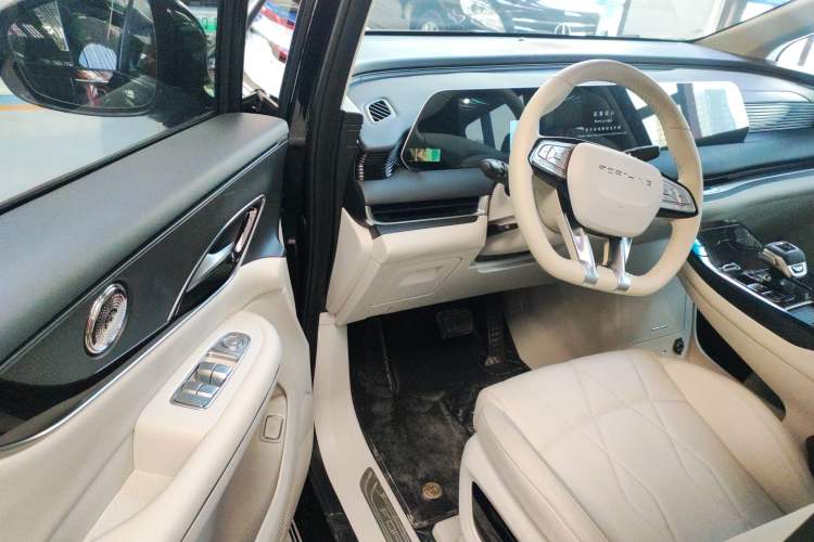 Used FORTHING Xinghai V9 2024 1.5TD 200km Chinese Knot Series Luxury Version Interior 3