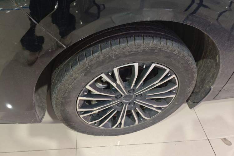 Used FORTHING Xinghai V9 2024 1.5TD 200km Chinese Knot Series Premium Edition Left Front Wheel Hub
