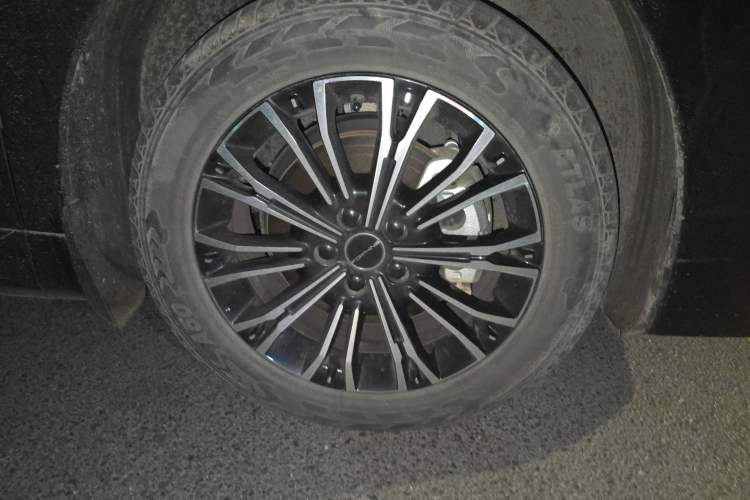 Used FORTHING Xinghai V9 2024 1.5TD 100km Chinese Knot Series Luxury Version Right Front Wheel Hub