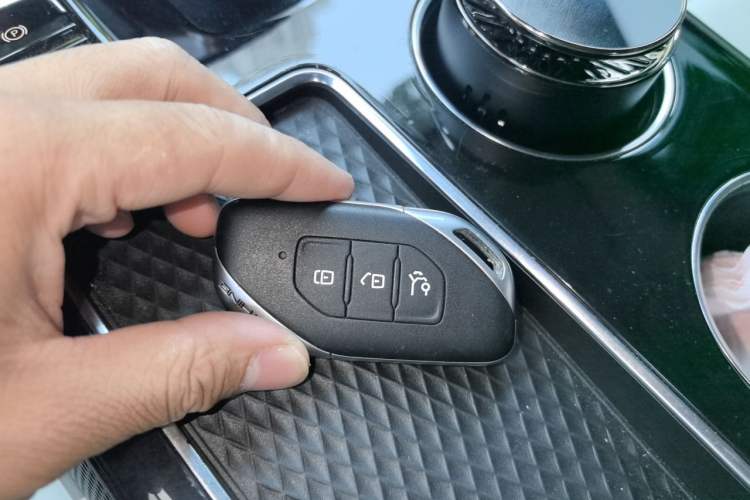 Used FORTHING Xinghai V9 2024 1.5TD 100km Chinese Knot Series Performance Edition Vehicle Key
