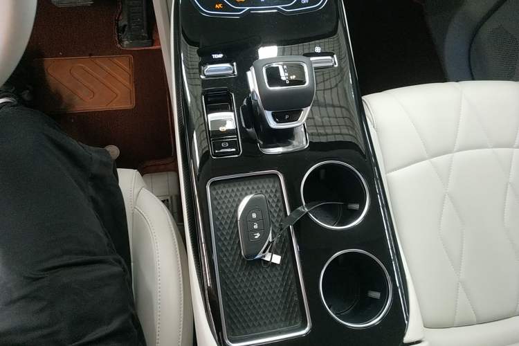 Used FORTHING Xinghai V9 2024 1.5TD 100km Chinese Knot Series Performance Edition Gear Lever